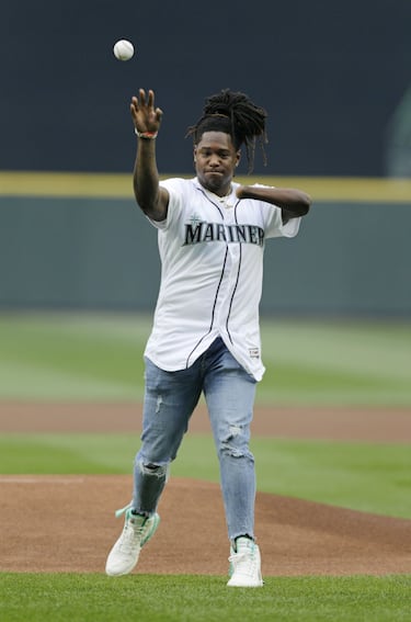 El nuevo jugador de los Seahawks salt車 a la lomita en nombre de los Mariners el 29 de junio de 2018 ante los Royals.