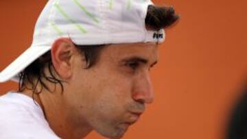 El tenista español David Ferrer entrena antes de su participación en Río.