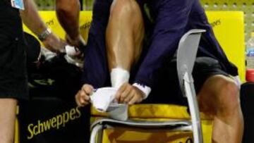 <b>AVERÍA. </b>Michal Novotny cuida el tobillo de Fernando Verdasco.