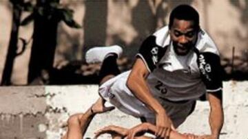 <b>ASÍ LE DESPIDEN. </b>Los compañeros de Robinho le mantearon durante el entrenamiento.