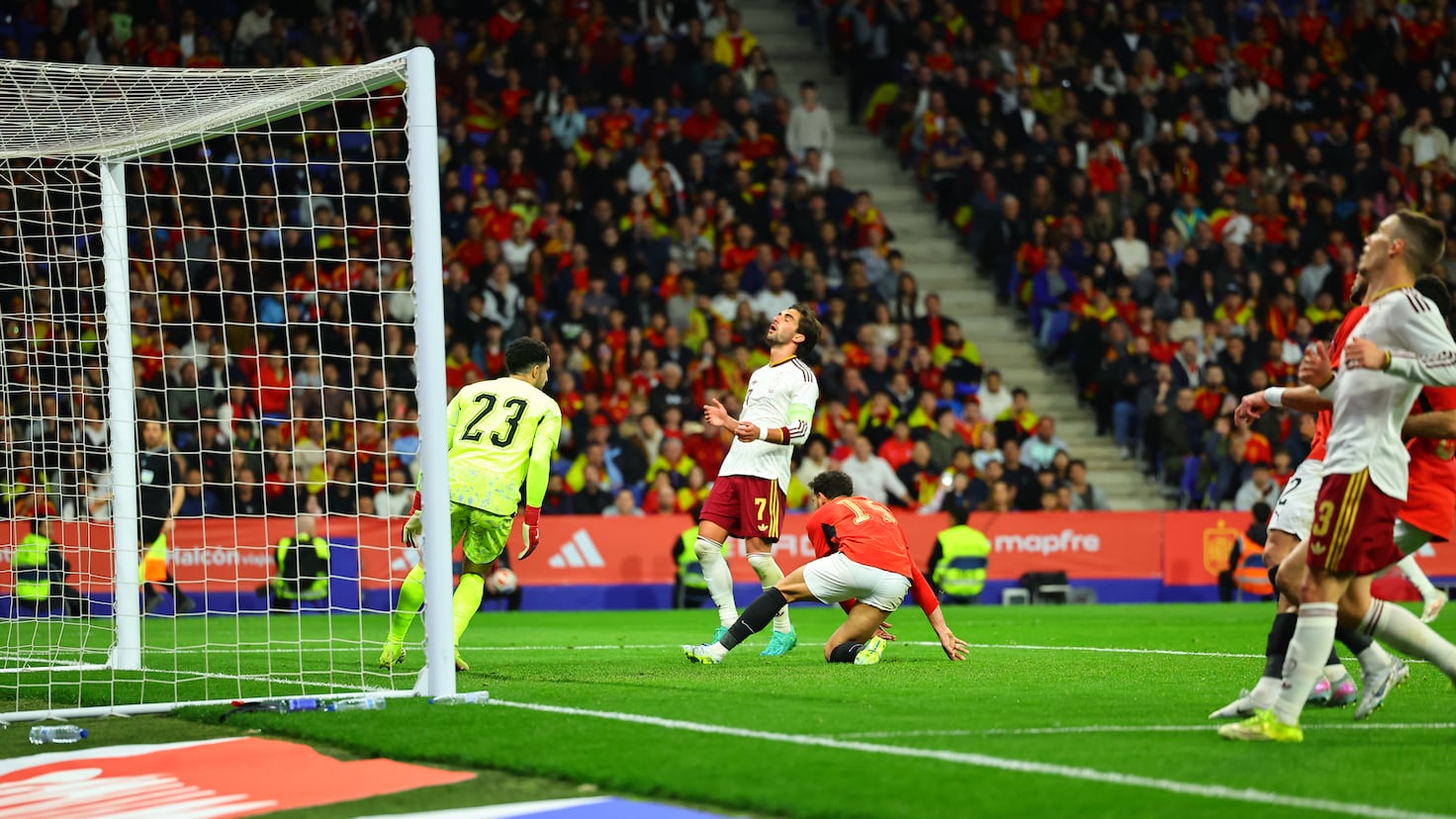 Aficionados españoles en el estadio de Cornellà