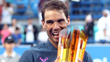 . Abu Dhabi (United Arab Emirates), 31/12/2016.- Rafael Nadal of Spain celebrates with the trophy after winning against David Goffin of Belgium the final of the Mubadala World Tennis Championship 2016 in Abu Dhabi, United Arab Emirates, 31 December 2016. (Espa&ntilde;a, B&eacute;lgica, Tenis) EFE/EPA/STR