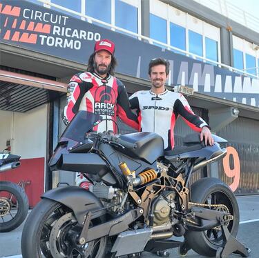 Keanu Reeves en moto junto a Nico Terol en el Ricardo Tormo