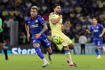 Henry Martin (R) of America vies for the ball with Gonzalo Piovi (L) of Cruz Azul  during their Mexican Clausura 2024 football tournament match at the Azteca stadium in Mexico city, Mexico, on February 24, 2024. (Photo by Victor CRUZ / AFP)