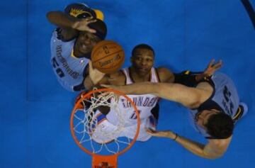 Russell Westbrook rodeado por Zach Randolph y Marc Gasol. 