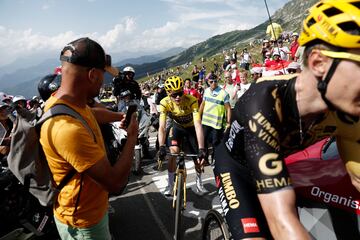 Jonas Vingegaard se queda bloqueado tras la avería de una de las motos del Tour.