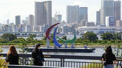 Imagen del logo de los Juegos Paral&iacute;mpicos en el Parque Marino de Odaiba en Tokio.