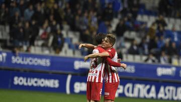 Dos jugadores del Almería celebran un gol.