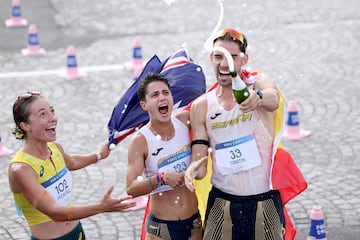 Los españoles, al ganar el oro olímpico lo festejaron con entusiasmo, pero no solo ellos estaban felices por su logro, sino también la competidora Jemima Montag que se unió a la celebración de Martín y Pérez.