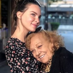 Fans se sorprenden con el parecido de Belinda y su abuelita cuando era joven