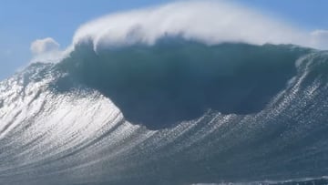 Ola gigante de Nazaré rompiendo