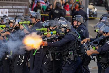 Agentes de policía disparan repetidamente a personas con munición no letal durante una protesta del movimiento "No Kings" en un área de una milla cuadrada donde se han producido protestas diarias en respuesta a una serie de redadas federales de inmigración el 14 de junio de 2025 en Los Ángeles, California. Cientos de marchas y protestas contra la administración Trump se llevaron a cabo en todo Estados Unidos en oposición a sus políticas el mismo día del 79.º cumpleaños del presidente Trump y un desfile militar con motivo del 250.º aniversario del Ejército de EE. UU. en Washington, D. C.

