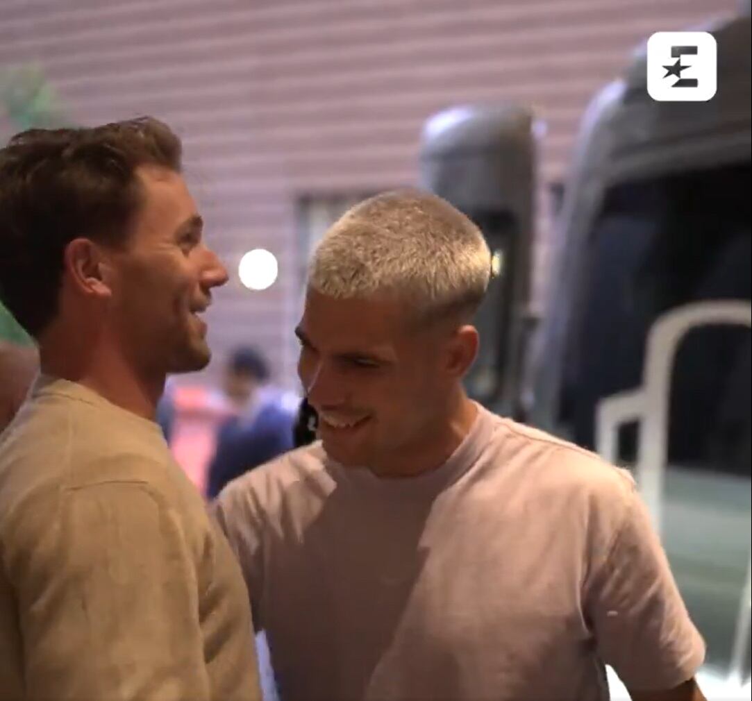 Los tenistas Casper Ruud y Carlos Alcaraz se saludan tras la llegada del español a San Francisco para competir en la Laver Cup