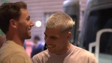 Los tenistas Casper Ruud y Carlos Alcaraz se saludan tras la llegada del español a San Francisco para competir en la Laver Cup