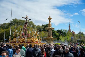 El Santo Cristo Varón de Dolores de la Divina Misericordia de la Hermandad de El Sol, hace estación de penitencia por las calles de Sevilla, Andalucía (España).