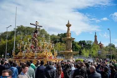 El Santo Cristo Varón de Dolores de la Divina Misericordia de la Hermandad de El Sol, hace estación de penitencia por las calles de Sevilla, Andalucía (España). 