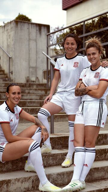 La segunda equipación de España se trata de una camiseta blanca, con diseño frontal y cuello redondo con detalles en rojo y azul marino. Ha sido también diseñada por las jugadoras durante los distintos encuentros que se han desarrollado con Adidas y los responsables de la RFEF. 