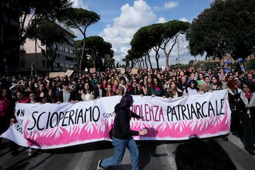 La gente asiste a una manifestación para conmemorar el Día Internacional de la Mujer en Roma, Italia.