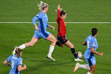 Robó España y Olga Carmona con un disparo cruzado mandó el balón dentro de la portería inglesa. Fue su segundo gol en este Mundial. 

