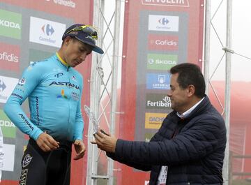 Tomás Roncero hace entrega del Premio AS al Mejor Joven a Miguel Ángel López. 