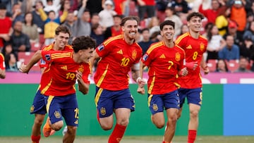 AME5055. SANTIAGO (CHILE), 04/10/2025.- Jugadores de España celebran un gol este sábado, en un partido del grupo C de la Copa Mundial Sub-20 entre España y Brasil en el estadio Nacional Julio Martínez Prádanos, en Santiago (Chile). EFE/ Elvis González