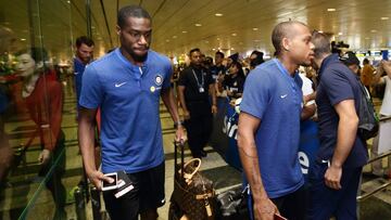 Kondogbia en el aeropuerto de Singapur con la expedici&oacute;n del Inter.