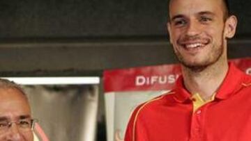 <b>PREMIADO.</b> Durante su epreparación con la Selección visitó las bodegas de Juan Alcorta en Logroño.