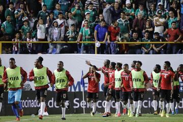 MEX82. SAN LUIS POTOSÍ (MÉXICO), 06/10/2017.- El jugador de Trinidad y Tobago Shahdon Winchester (c) celebra la anotación de un gol ante México hoy, viernes 06 de octubre de 2017, durante el partido por las eliminatorias de la Concacaf al Mundial de Rusia 2018, disputado entre México y Trinidad y Tobago en el estadio Alfonso Lastras de la ciudad de San Luis Potosí (México). EFE/José Méndez