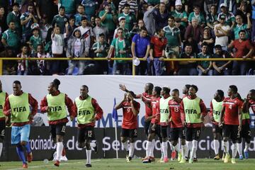 MEX82. SAN LUIS POTOSÍ (MÉXICO), 06/10/2017.- El jugador de Trinidad y Tobago Shahdon Winchester (c) celebra la anotación de un gol ante México hoy, viernes 06 de octubre de 2017, durante el partido por las eliminatorias de la Concacaf al Mundial de Rusia 2018, disputado entre México y Trinidad y Tobago en el estadio Alfonso Lastras de la ciudad de San Luis Potosí (México). EFE/José Méndez

