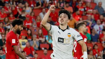 PALMA DE MALLORCA (ISLAS BALEARES) 07/10/2023. El centrocampista del Valencia, Diego López, celebra el primer gol del equipo valencianista durante el encuentro correspondiente a la jornada nueve de primera división que disputan Mallorca y Valencia hoy sábado en el estadio de Son Moix, en Mallorca. EFE/CATI CLADERA.
