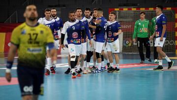 Los jugadores del Club Balonmano Benidorm celebran la victoria del club ante el Bidasoa Irún durante el partido de cuartos de final de la Copa del Rey de Balonmano.