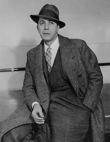 El 24 de junio falleció en Medellín, Colombia, en un accidente aéreo el más famoso de los cantantes de tango, Carlos Gardiel. En el despegue de su avión, una ráfaga de aire hizo que el aeroplano chocara con otro, provocando un terrible incendio en el que fallecieron todos los integrantes del vuelo. Fue uno de los cantantes más importantes de la primera mitad el siglo XX, por su voz, su relevancia popular y por sus películas.  