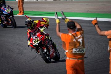 El talaverano, premiado en la reciente Gala anual de AS, logró el campeonato del mundo de Superbike, motos derivadas de la serie, para ser el segundo español en lograrlo. Como Carlos Checa, campeón de 2011, lo logró con Ducati fábrica a la que regresó tras pasar dos años en Honda que no le dieron resultados, pero le ayudaron a entender más la categoría e imponerse a Toprak Razgatioglu, defensor del título, y Jonathan Rea, el mejor de la historia con seis campeonatos.

foto enviada por victor serrano duce