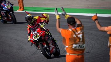 El talaverano, premiado en la reciente Gala anual de AS, logró el campeonato del mundo de Superbike, motos derivadas de la serie, para ser el segundo español en lograrlo. Como Carlos Checa, campeón de 2011, lo logró con Ducati fábrica a la que regresó tras pasar dos años en Honda que no le dieron resultados, pero le ayudaron a entender más la categoría e imponerse a Toprak Razgatioglu, defensor del título, y Jonathan Rea, el mejor de la historia con seis campeonatos.
foto enviada por victor serrano duce