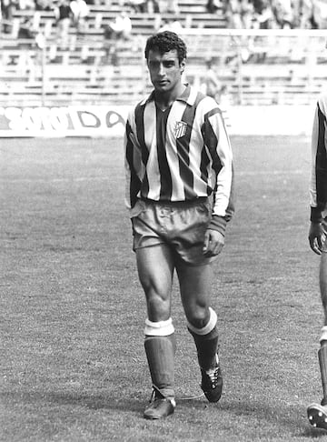En 1977 fichó por las categorías inferiores del Atlético de Madrid, en el año 1979, sube al primer equipo en el que permaneció durante 9 años y ganando una Copa del Rey y una Supercopa en el año 1985. 