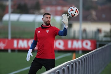 Simón, durante el entrenamiento previo al partido ayer en Lezama