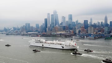 El USNS Comfort, llegando a Nueva York.