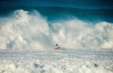 Billy Kemper se aferra al Jet Ski que vino a socorrerle ante la persecución de una de las grandes olas. Spoiler: sobrevivió.