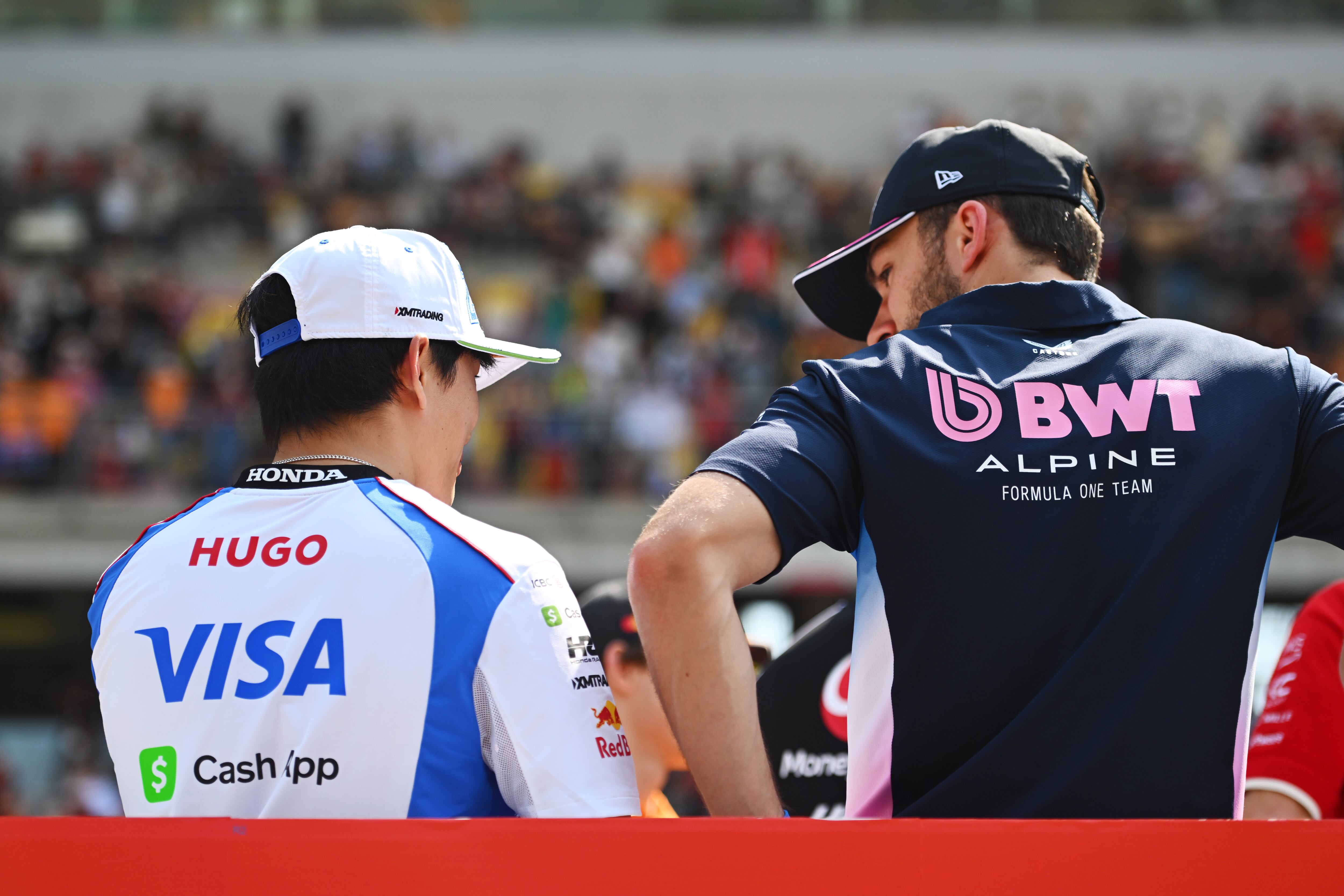 Yuki Tsunoda, piloto de Red Bull, y Pierre Gasly, piloto de Alpine en la F1.