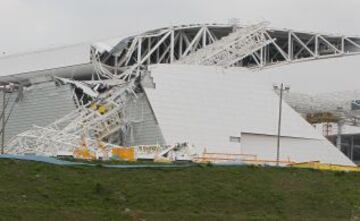 Una parte del estadio se ha derrumbado mientras se trabaja en él y tres obreros han resultado muertos. El Arena Corinthians acogerá el partido inagural del Mundial.