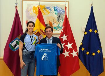 José Luis Martínez Almeida recibe a Carolina Marín en el Ayuntamiento. 