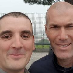Zidane le embiste con su coche y él aprovecha para pedirle un selfie