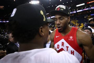 Los Toronto raptors reciben a Kawhi Leonard y a Danny Green.
Los San Antonio Spurs reciben a DeMar DeRozan, Jakob Poeltl, una primera ronda de 2019 y 5 millones de dólares.

Kawhi Leonard había sido MVP de unas Finales y dos veces all star, pero también había jugado sólo 9 partidos la temporada anterior y estaba en una disputa constante con la franquicia, algo que a los Spurs jamás les había ocurrido con ninguna de sus estrellas. Por tanto, el valor de Leonard, al que le quedaba sólo un año de contrato, no era el más alto posible en aquel momento, a pesar de que su techo seguía siendo infinito. En cualquier caso los Raptors se la jugaron y se llevaron el premio gordo. El alero jugó la mejor temporada de su carrera y llevó al equipo canadiense a conseguir su primer anillo. Danny Green también fue muy importante como escolta titular y con unos porcentajes tremendos desde la línea de tres. A pesar de que ambos ya no están en el equipo, los Raptors jamás se arrepentirán de haber de haber dado a cambio al que era en aquel momento uno de lo mejores jugadores de la historia de la franquicia: DeMar DeRozan. La pareja que formaba con Lowry no era capaz de pasar de semifinales de conferencia y necesitaban un cambio de rumbo. Con Kawhi lo encontraron. Para los Spurs, que no estaban interesados en comenzar una reconstrucción, DeRozan era una buena opción para seguir compitiendo, al menos sobre el papel. La realidad es que una eliminación en primera ronda ha seguido a un récord de 27-36, el peor de los últimos 22 años. Ese es de momento el balance de los Spurs post Kawhi. Traspasarle parecía inevitable, pero a cambio no han conseguido mantenerse en la pelea por el título ni llevarse algún talento joven que justifique el acuerdo con los Raptors.
