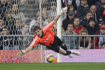 Real Madrid’s goalkeeper from 1999 to 2015, Casillas made 725 appearances for Los Blancos, winning as many as 19 trophies. His reflexes, agility and ability in one-on-one situations made him an icon of the global game and one of the greatest players in the club’s history.