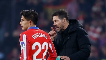 Soccer Football - LaLiga - Real Valladolid v Atletico Madrid - Estadio Jose Zorrilla, Valladolid, Spain - November 30, 2024 Atletico Madrid coach Diego Simeone talks to Atletico Madrid's Giuliano Simeone during the match REUTERS/Juan Medina