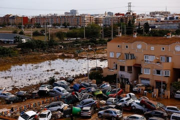 Los coches se amontonan tras las inundaciones en La Torre, Valencia. 