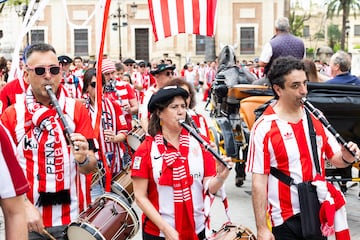 Músicos del Athletic tocan su música paseando por Sevilla.