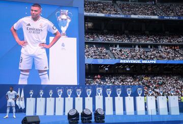 16 de julio de 2024 | El esperado fichaje francés se vistió de blanco en su presentación en el Santiago Bernabéu ante más de 75.000 personas.