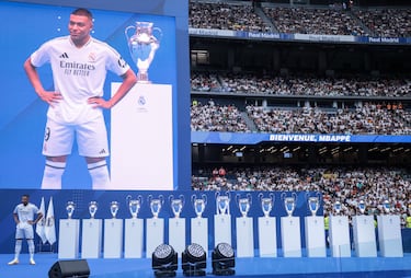 16 de julio de 2024 | El esperado fichaje francés se vistió de blanco en su presentación en el Santiago Bernabéu ante más de 75.000 personas.