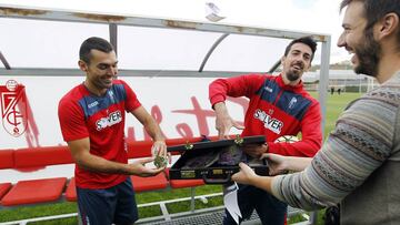 Barral y Cuenca bromearon con un maletín lleno de billetes falsos en una entrevista para Cuatro.
